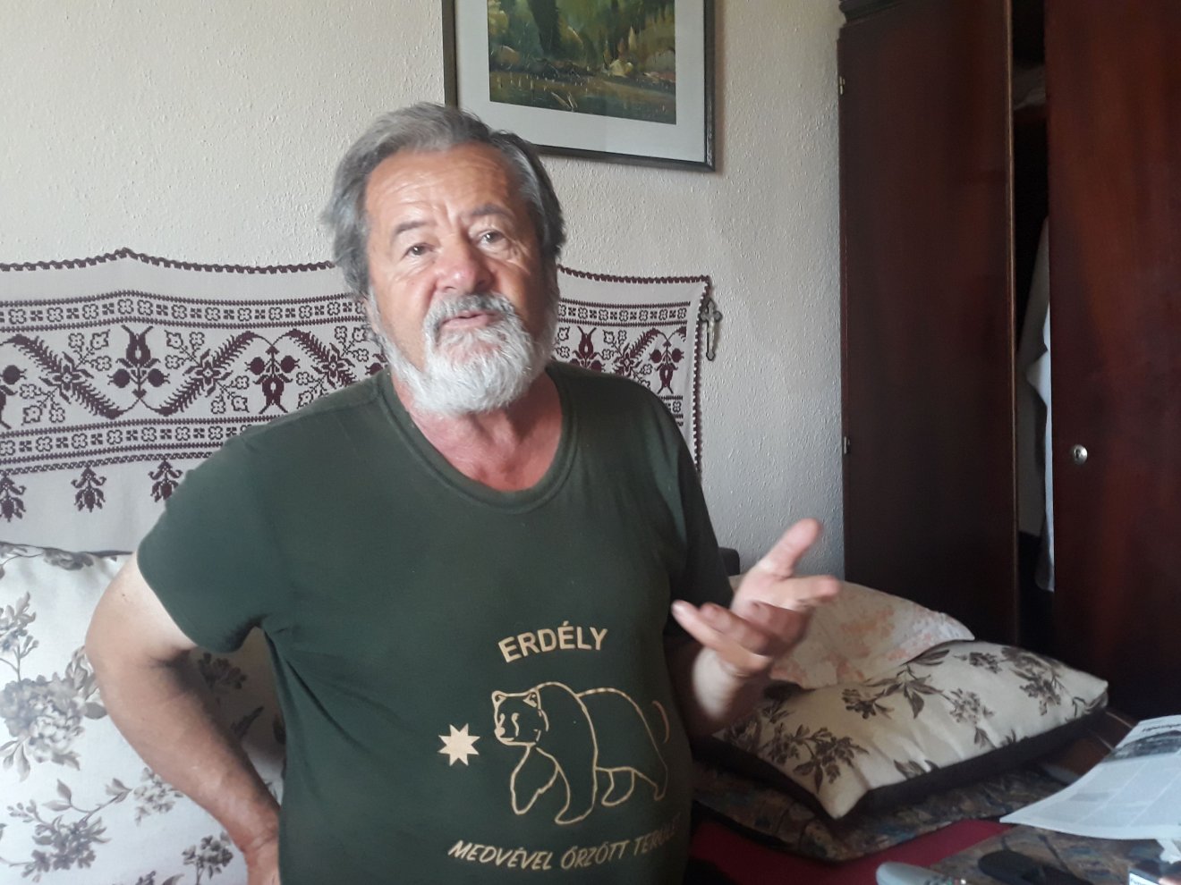 Laczkó-Szentmiklósi Endre gyergyóremetei történelemtanár még elbeszélgetett a Horthy-kastély felgyújtásának szemtanúival •  Fotó: Szucher Ervin