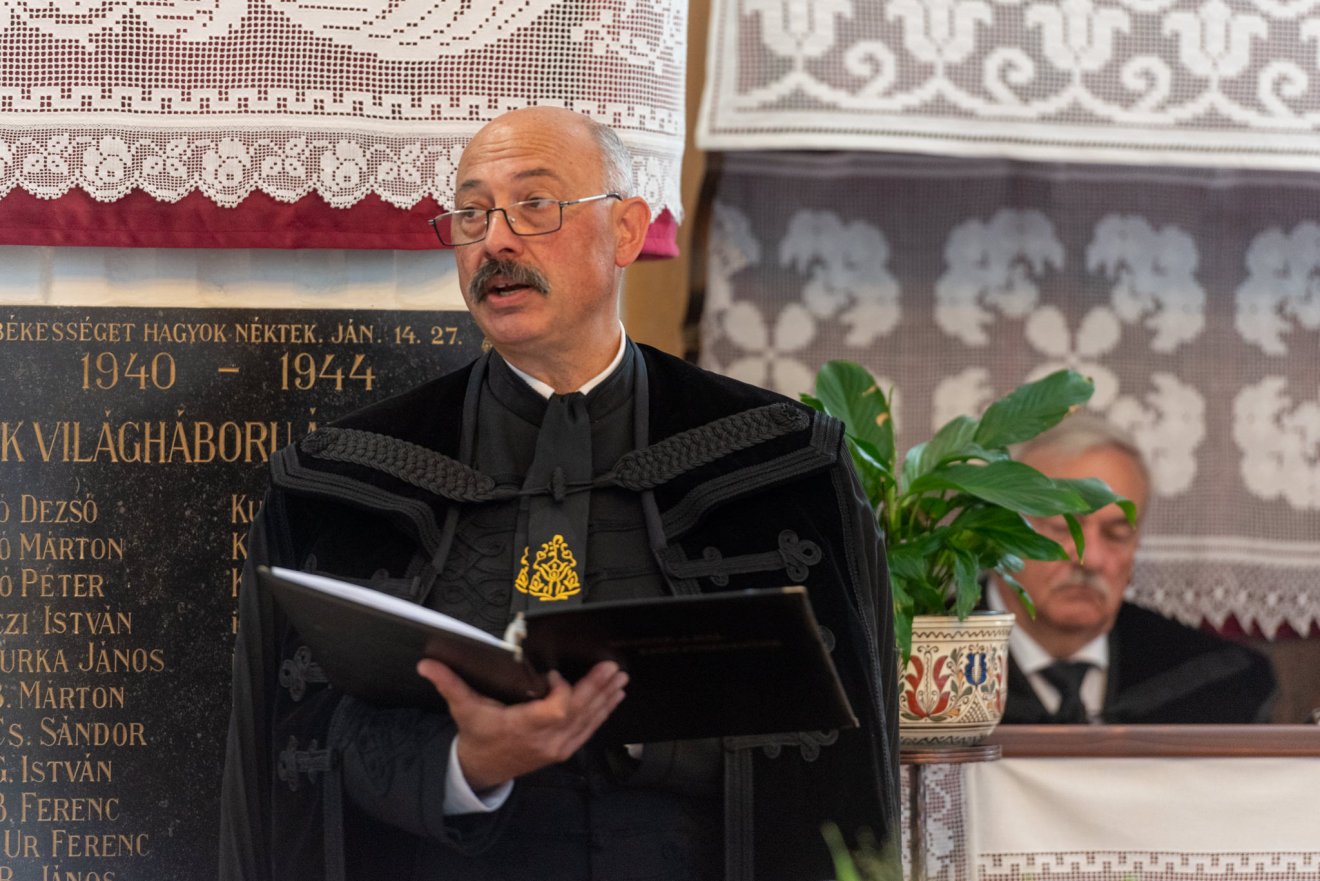 Lengyel István, a magyarfenesi egyházközség lelkipásztora az elmúlt évtizedek beruházásait ismertette •  Fotó: Makkay József