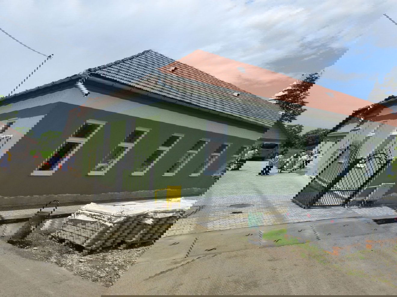 Magyar Ház. A falu apraja-nagyja birtokba vette az új közösségi helyszínt •  Fotó: Makkay József