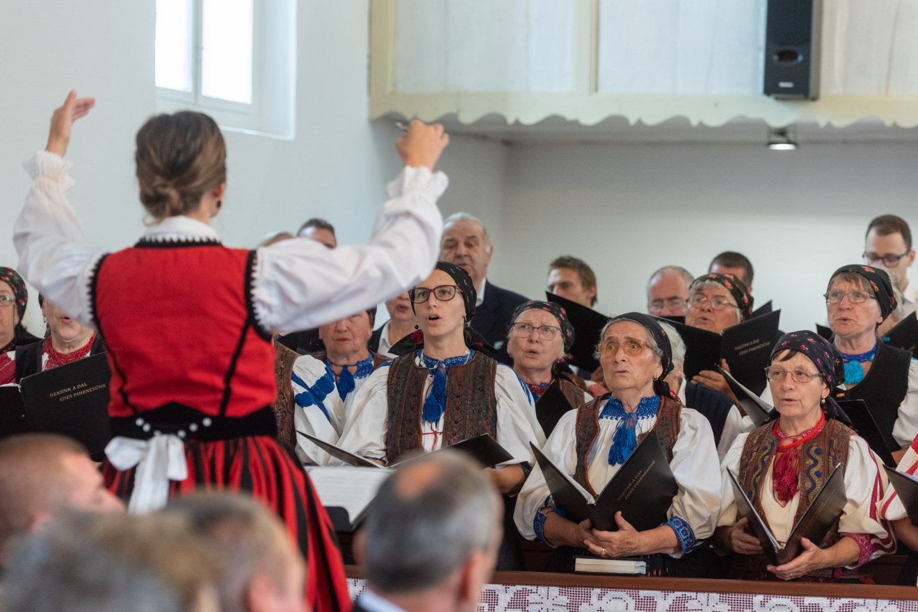A magyarfenesi vegyeskórus Fábián Apolka vezényletével szolgált •  Fotó: Kiss Gábor