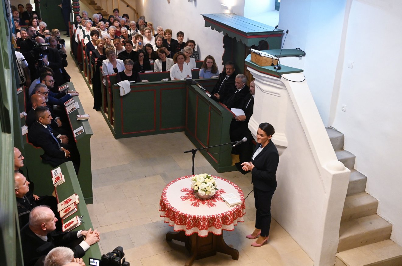 Novák Katalin köztársasági elnök a magyarlapádi református templomban  is beszédet mondott •  Fotó: MTI