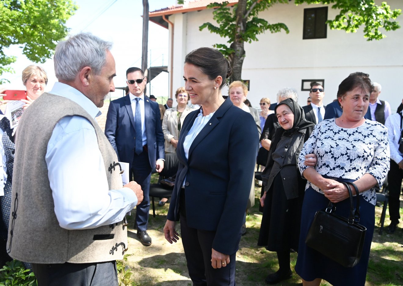 A magyarlapádi templomból kĳövet Novák Katalin köztársasági elnök kedvesen beszélgetett a helybéliekkel •  Fotó: MTI