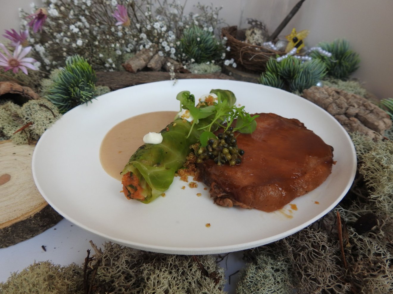 A Clarisse étterem kiváló magangalicasültje párolt kelkáposztával •  Fotó: Makkay József