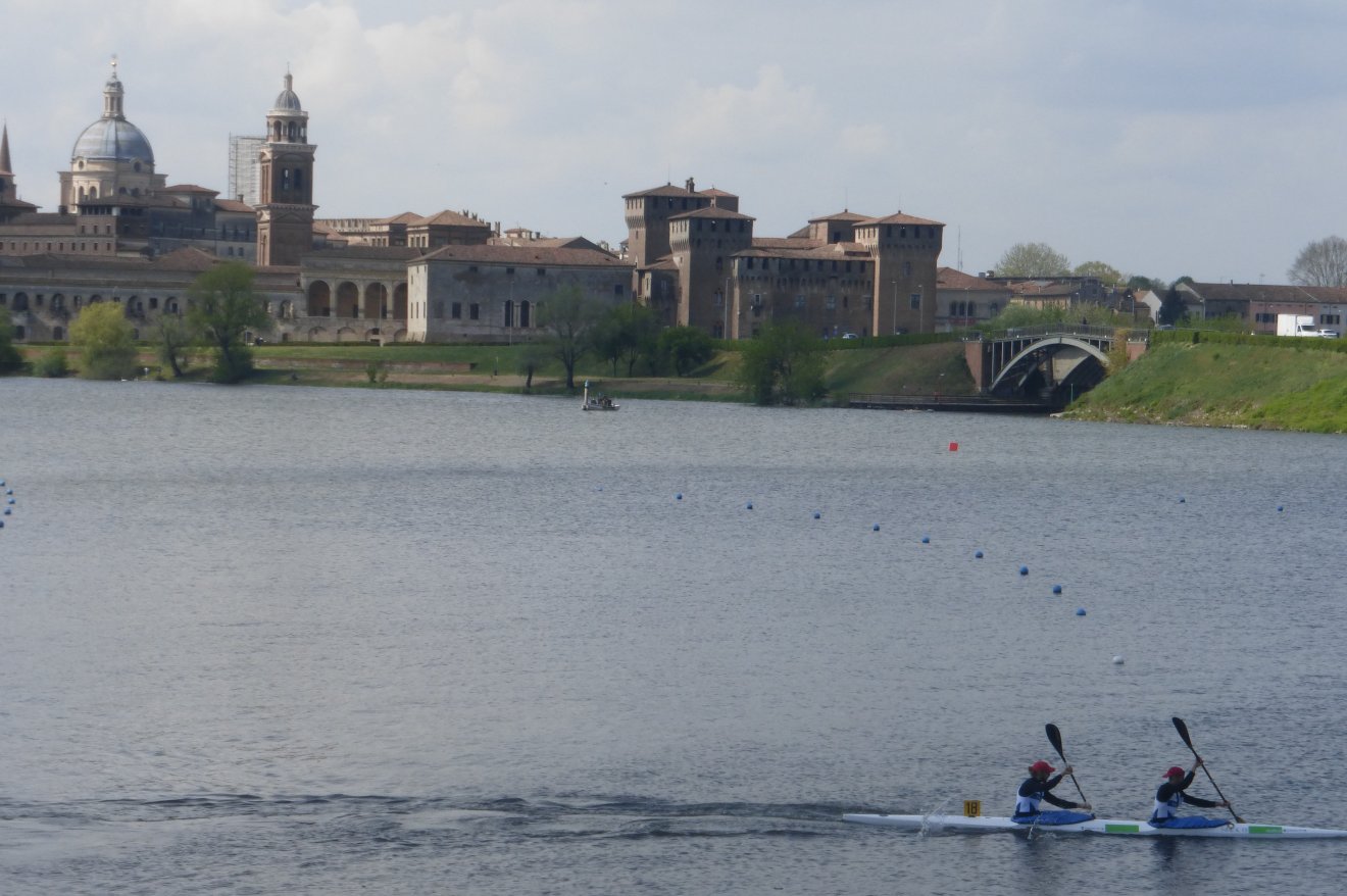 Mantova történelmi városrésze a települést körülvevő tavak irányából •  Fotó: Csermák Judit