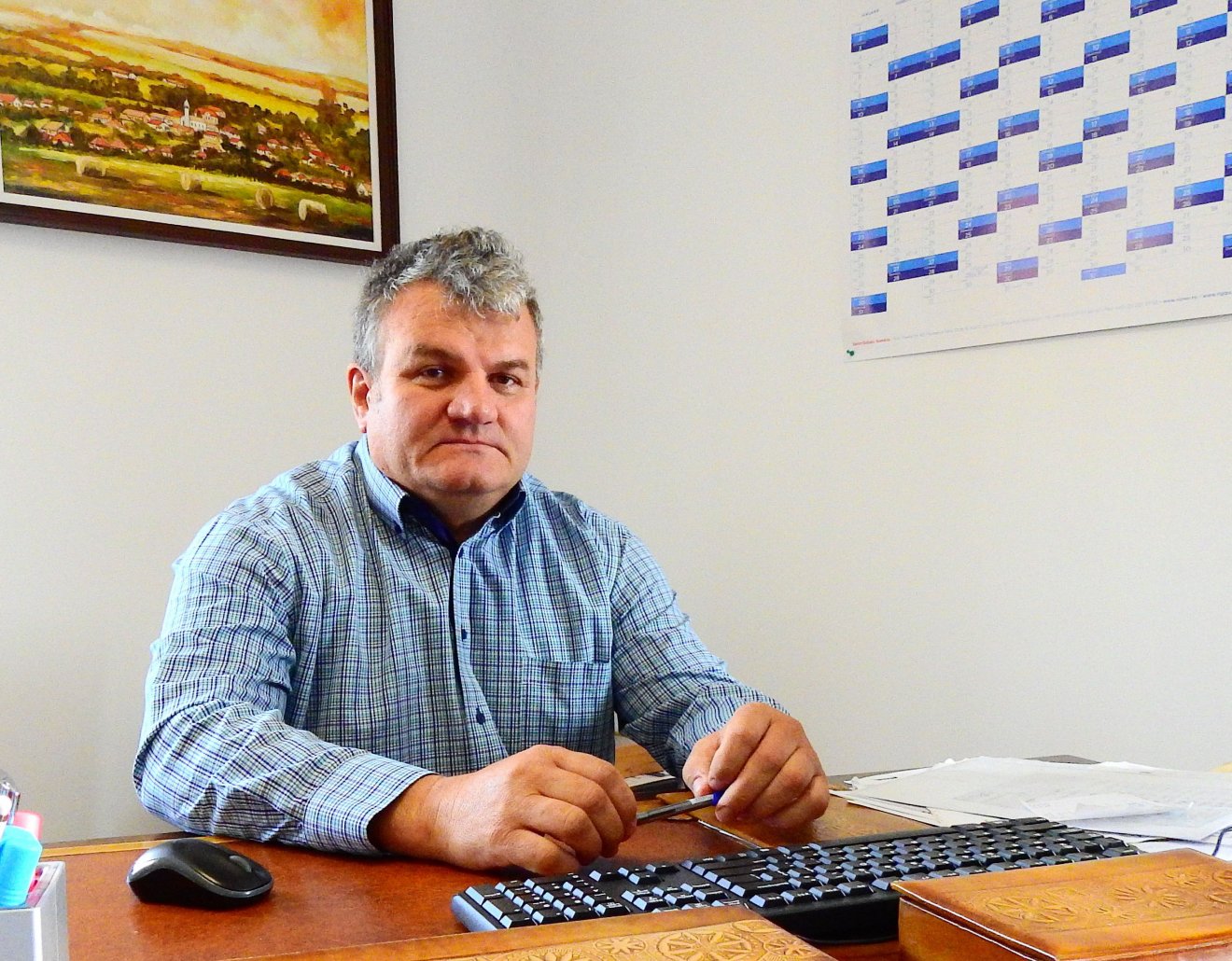 Marginean János polgármester szerint a község gazdái rettegnek az újabb medvetámadásoktól •  Fotó: Makkay József