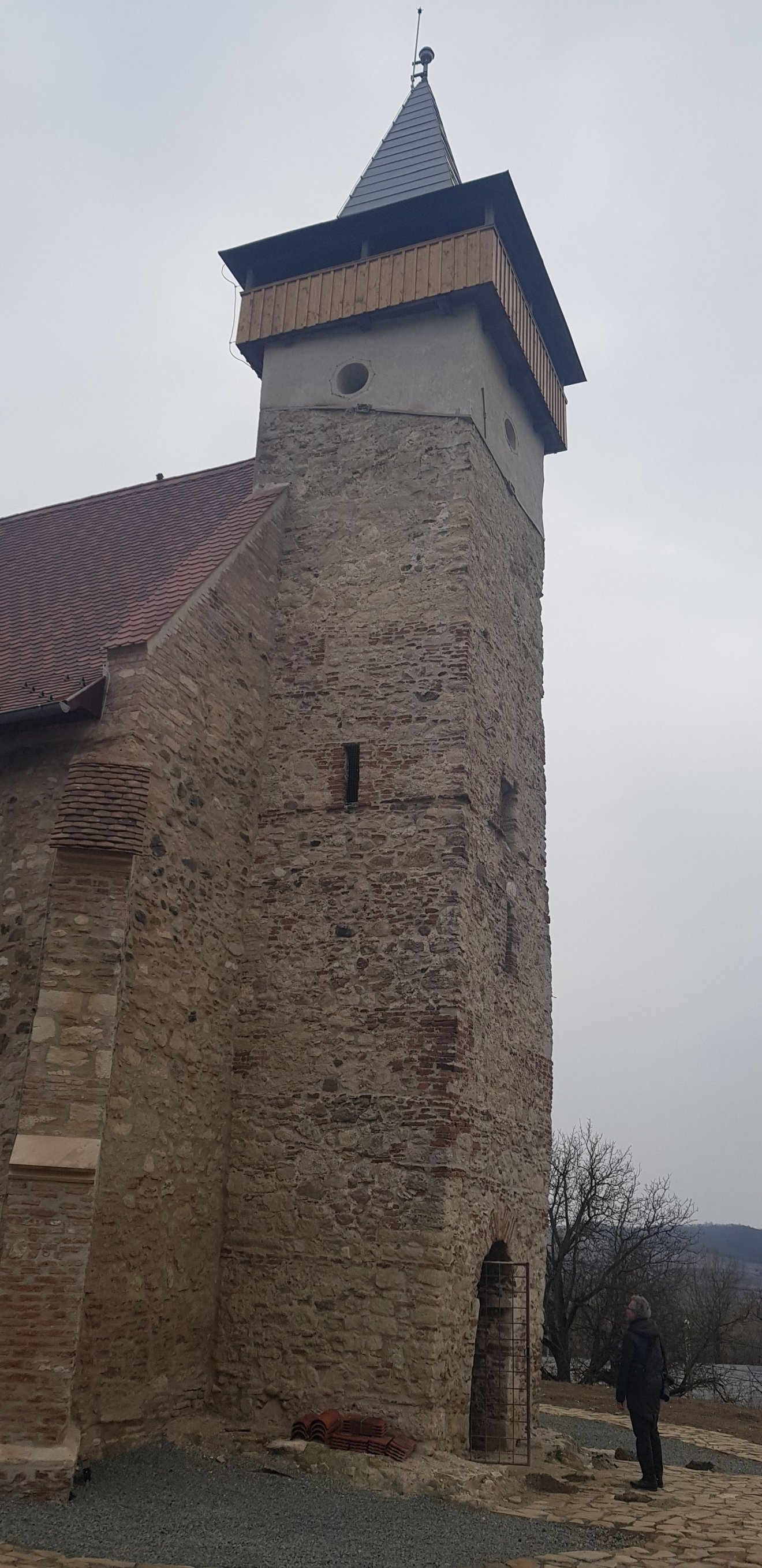 Dél-Erdély egyik legrégibb temploma Marosszentimrén •  Fotó: Makkay József