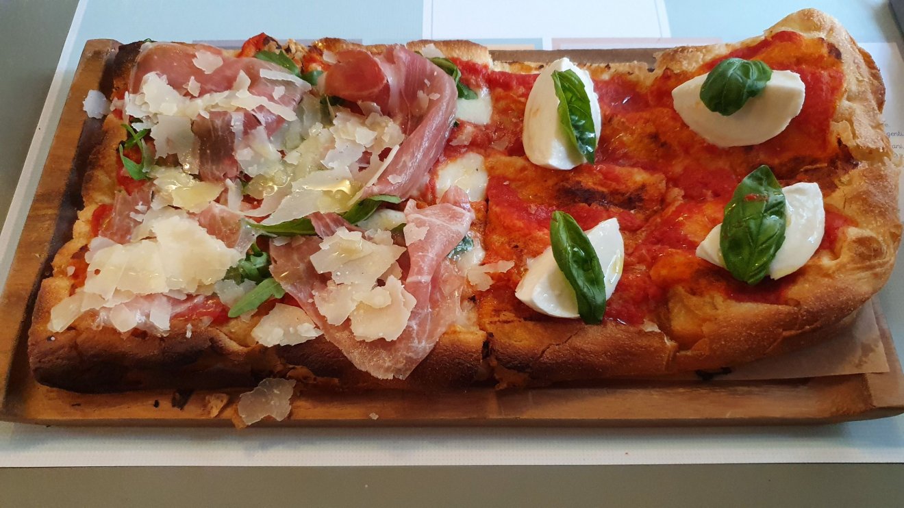 A Massimo étterem római pizzája •  Fotó: Borbély Zsolt Attila