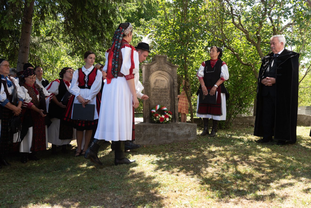 Megkoszorúzták a templomépítő Bíró András lelkipásztor síremlékét •  Fotó: Kiss Gábor