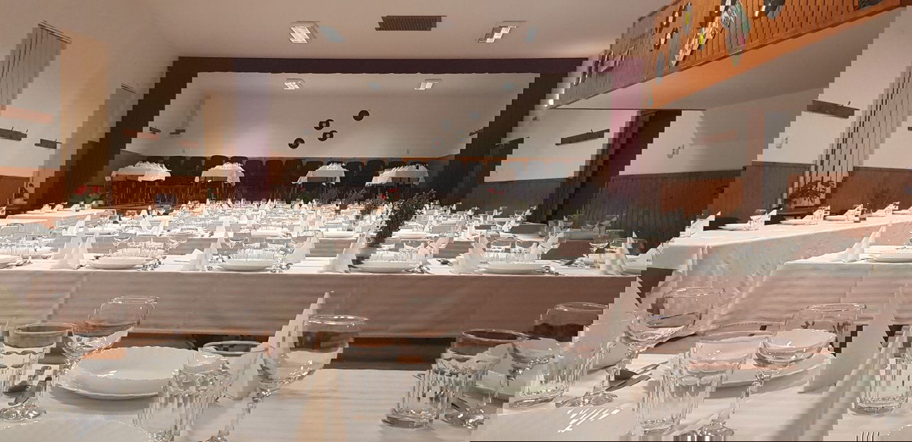 Megterített asztalok várják az ünneplő közösséget •  Fotó: Makkay József