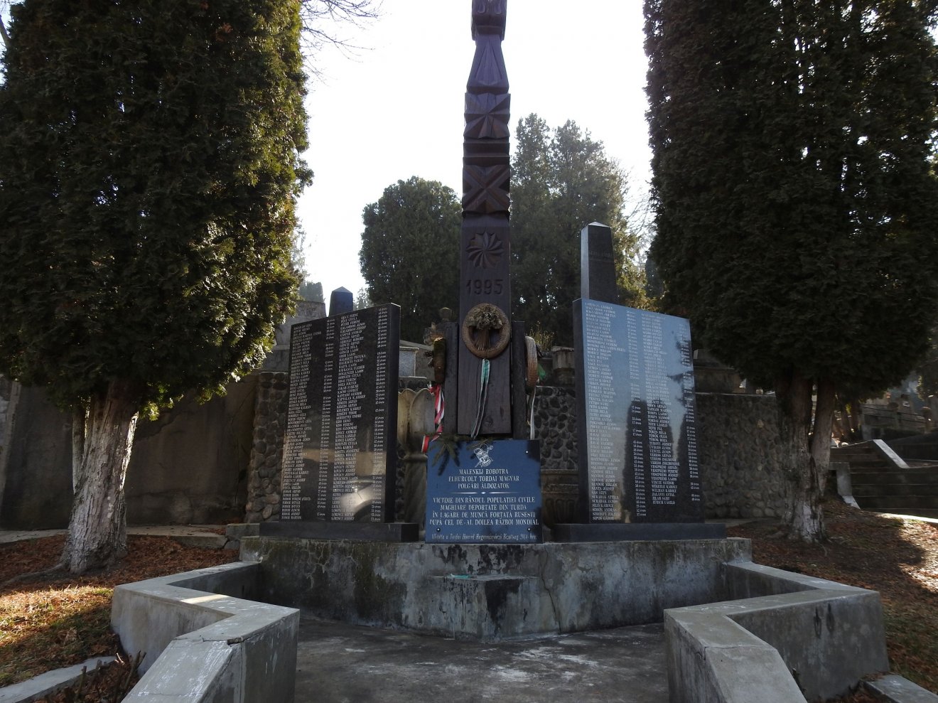 A Tordáról elhurcolt civilek emlékezete a magyar temetőben &bullet;  Fotó: Makkay József