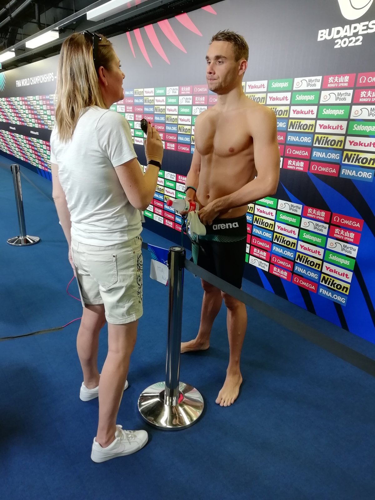 Milák Kristóf többszörös világbajnokot kérdezik a vegyeszónában •  Fotó: Somogyi Botond