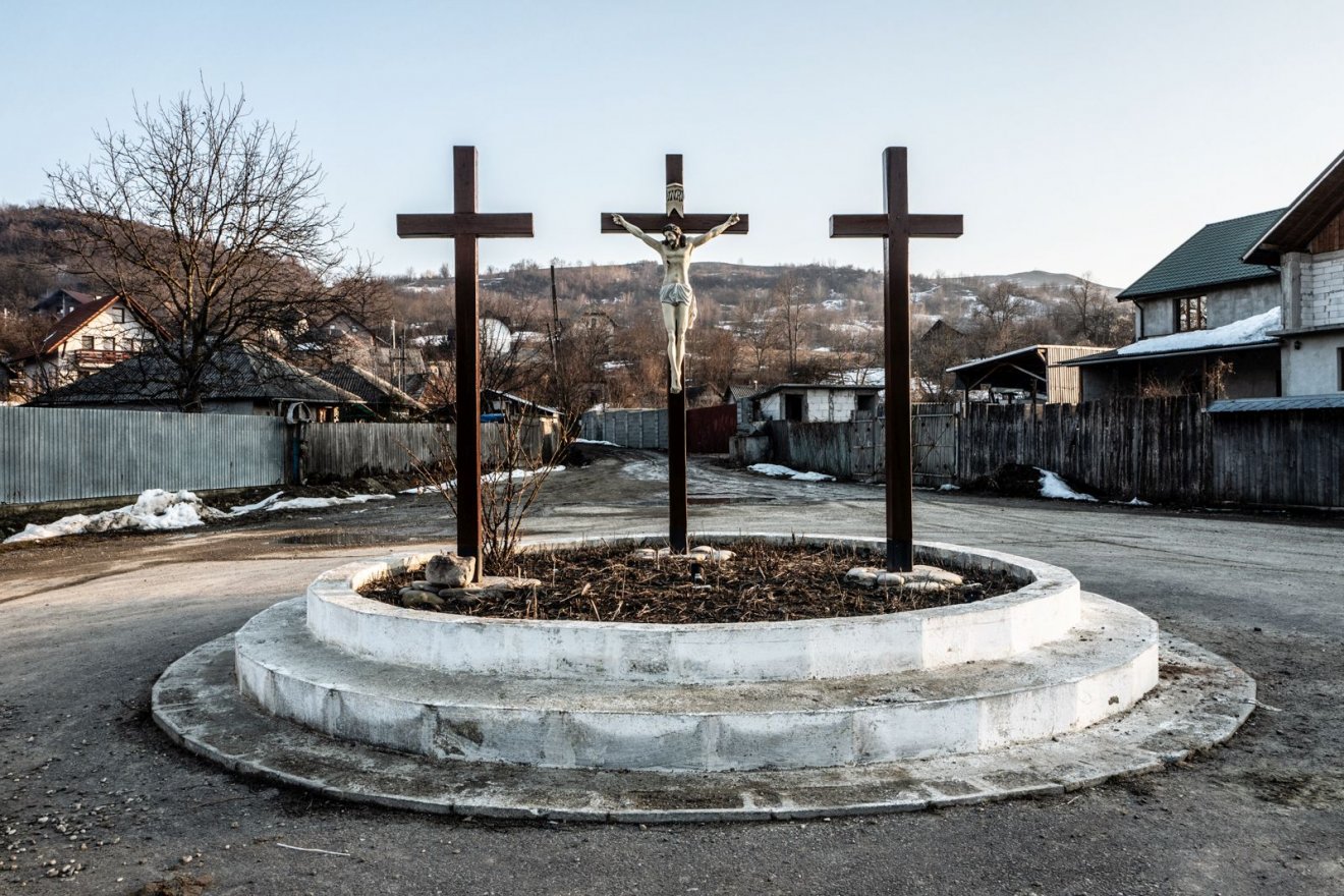 Keresztek egy moldvai csángó faluban •  Fotó: Váradi Levente
