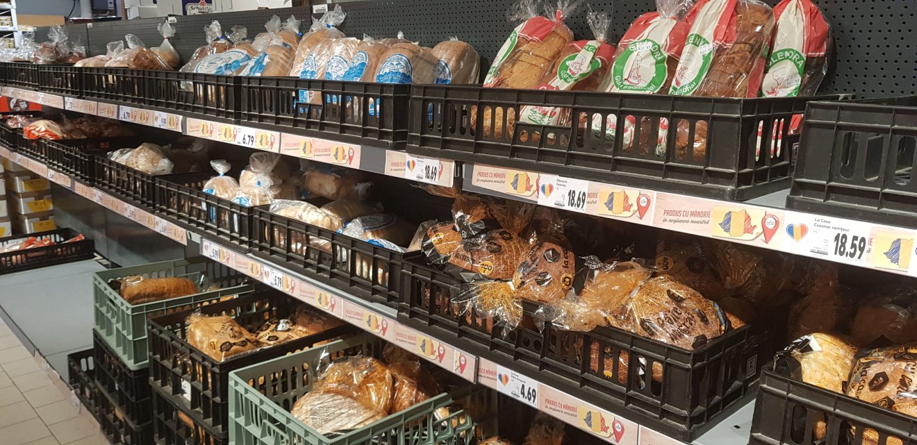 Nagyáruházi kenyérválaszték egy hipermarketben •  Fotó: Kisréti Zsombor