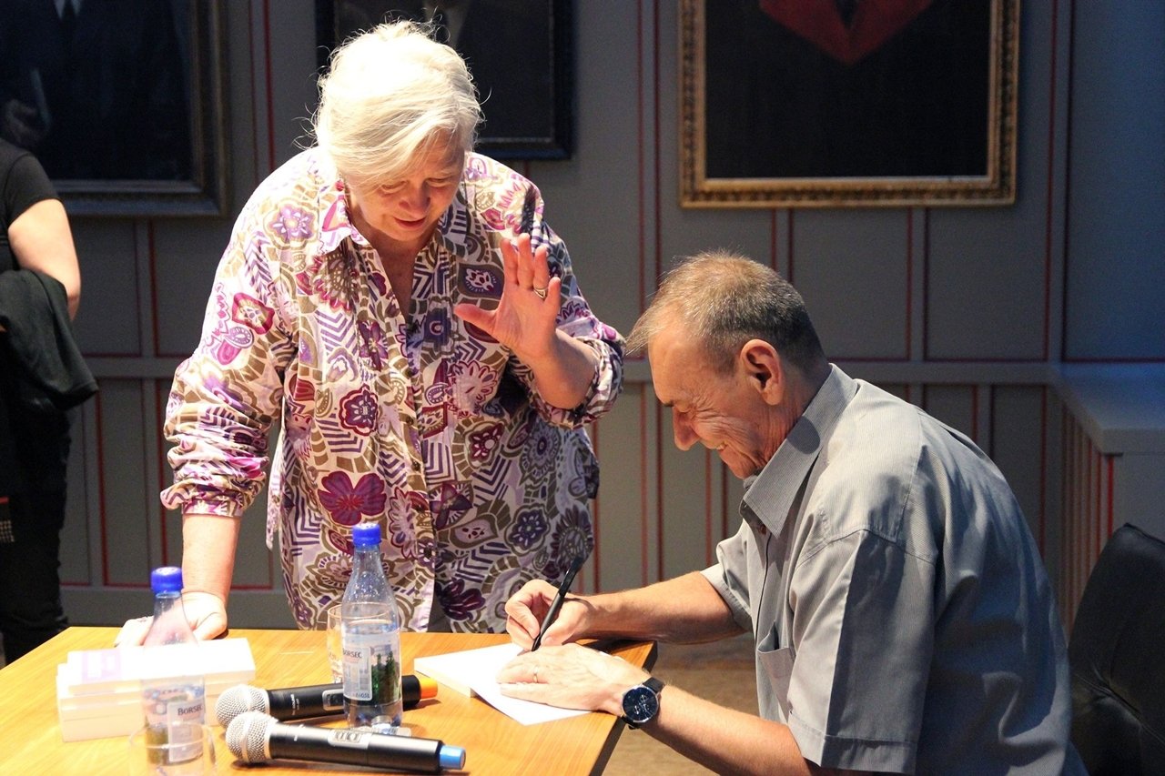 Nánó Csaba dedikál •  Fotó: Jakab Mónika