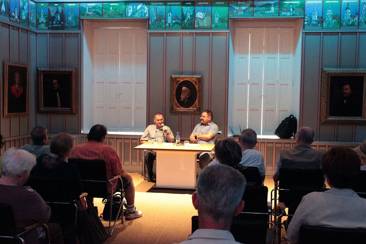 Kollégák között. A Vallásszabadság Házában tartott könyvbemutatón a szerzővel (balra) Makkay József beszélgetett népes közönség jelenlétében • Fotó: Jakab Mónika