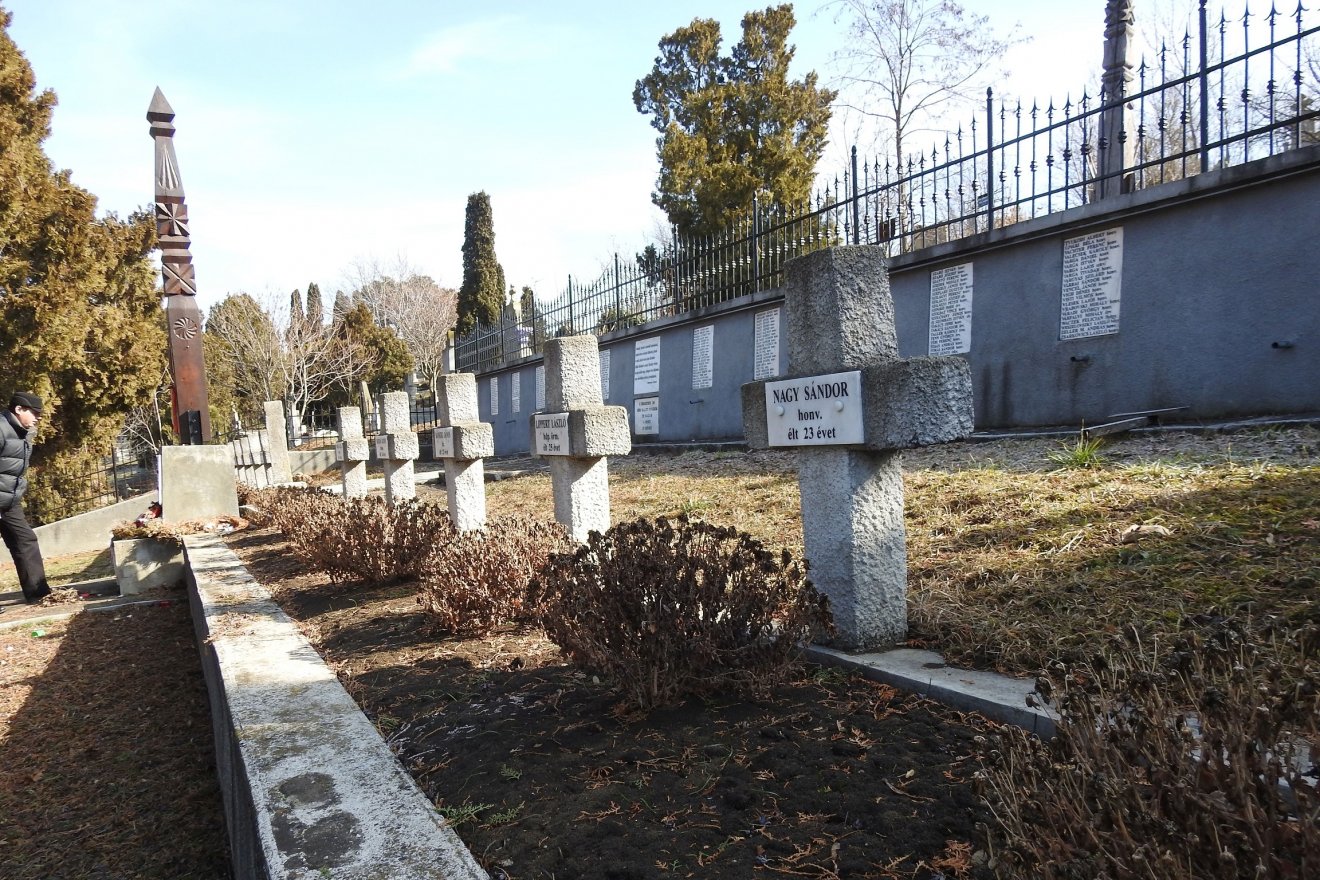 Magyar honvédek sírjai a tordai temetőben. A sírkertet lelkes civilek gondozzák a rendszerváltás óta •  Fotó: Makkay József