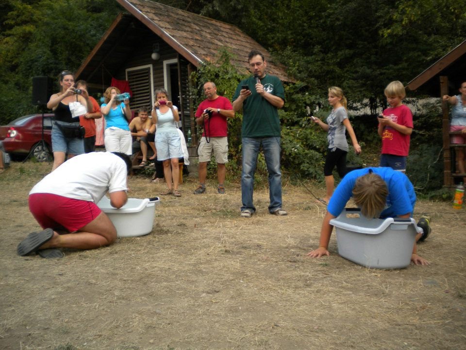 Öregfiú-találkozó. A Jászvásáron végzett erdélyi magyar véndiákok éves találkozója, valamikor az ezredfordulón •  Fotó: Vakpali Facebook-csoport
