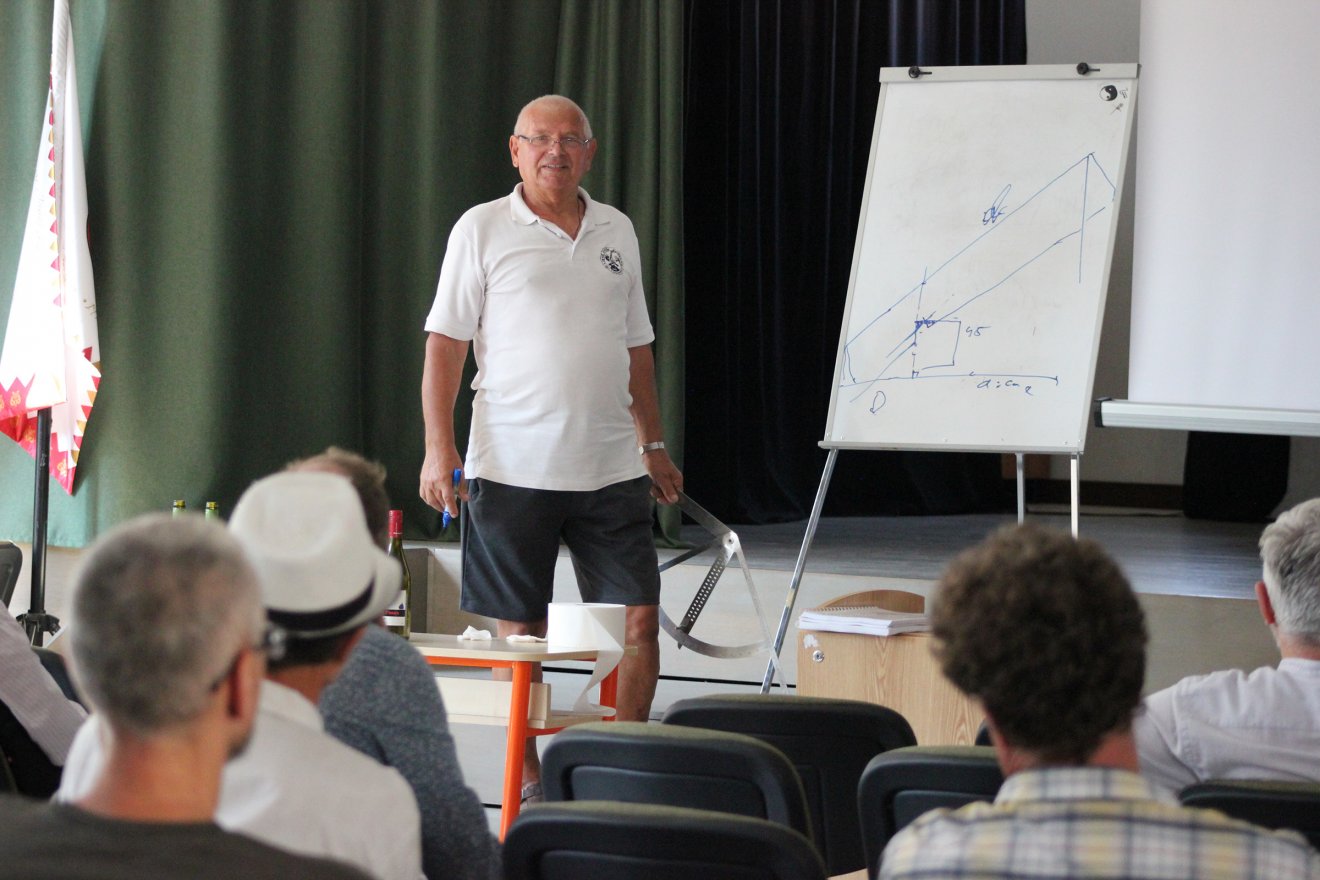 Peter Ilijin: ,,Van két darab fa: az egyik pozitív, a másik negatív. Ácsmesterként ezeket ellentétben kell látnom. Ha ezt nem tudom elképzelni, ha nem látom magam előtt a kész fakötést, akkor nem is tudom elkészíteni