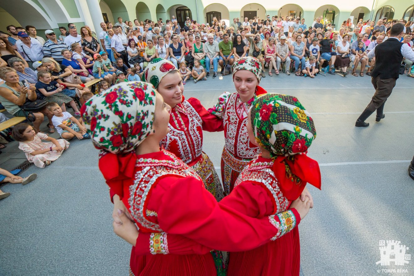 A néptánc szerelmesei a Református Kollégium udvarán találkoztak •  Fotó: Kincses Kolozsvár Egyesület