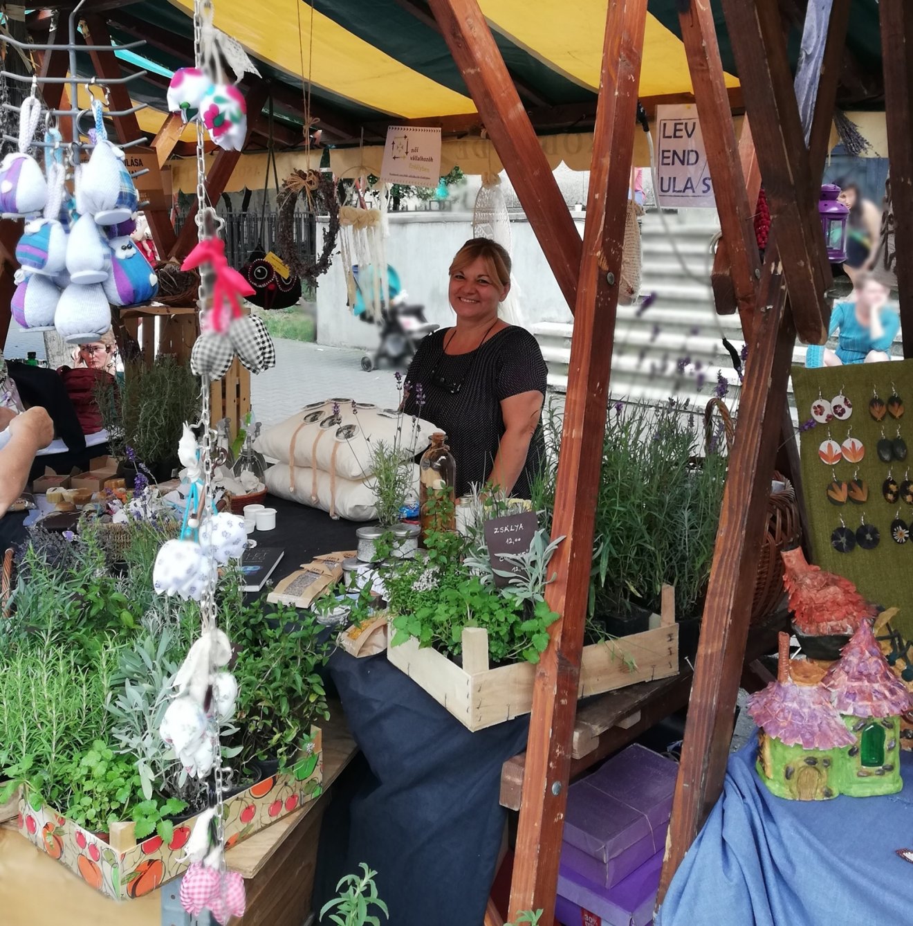 Kevés a kimondottan kézműveseknek szervezett vásár, a Kolozsvári Magyar Napok jó alkalom a bemutatkozásra •  Fotó: Nánó Csaba