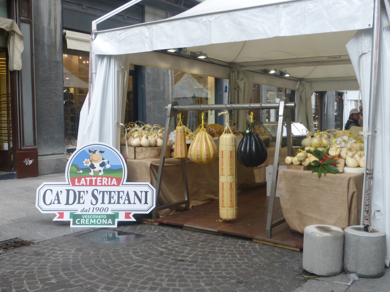 Kínálat a cremonai sajtfesztiválon •  Fotó: Csermák Judit