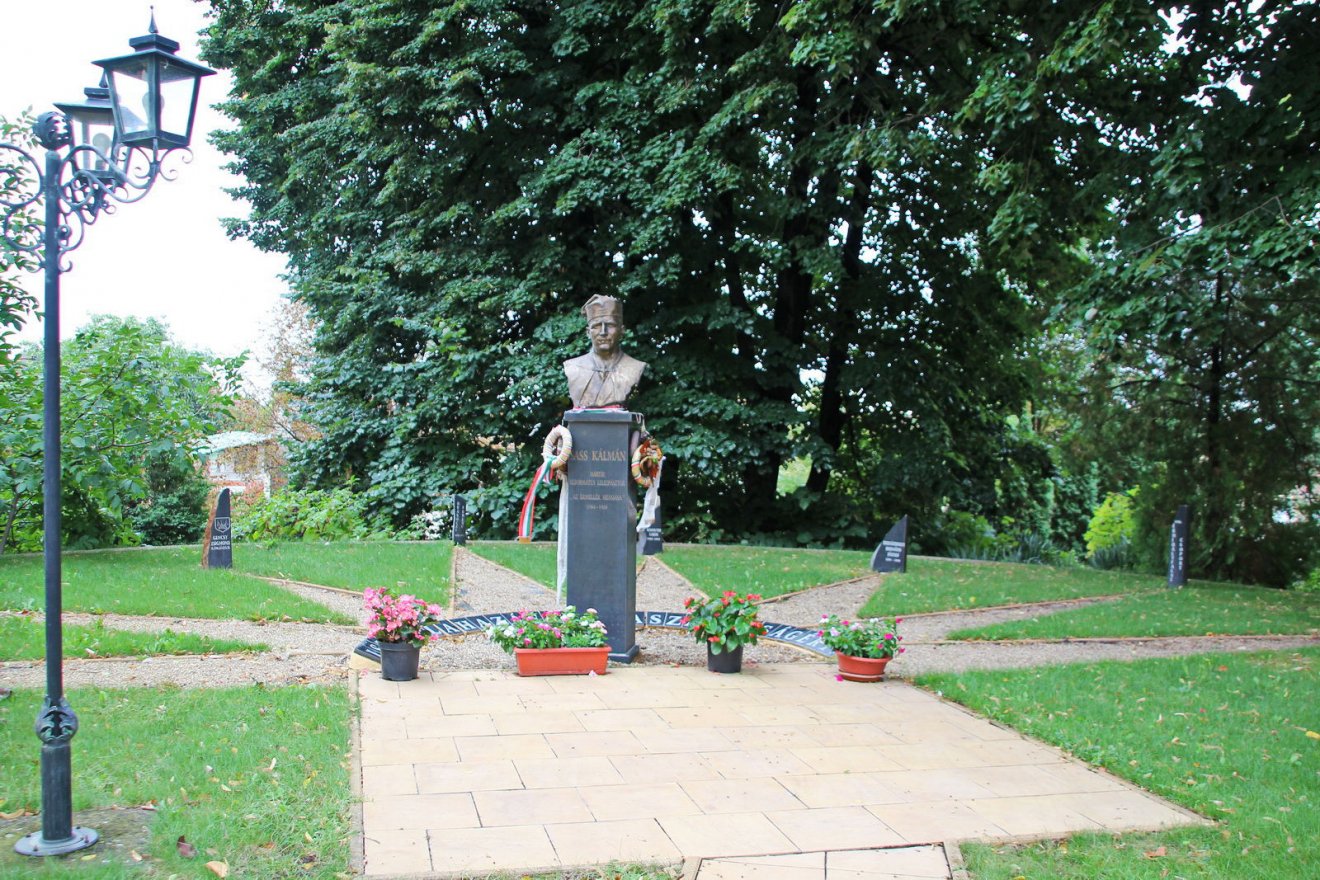 Sass Kálmán mártír lelkész szobra Érmihályfalva egyik nevezetessége • Fotó: Sütő Éva