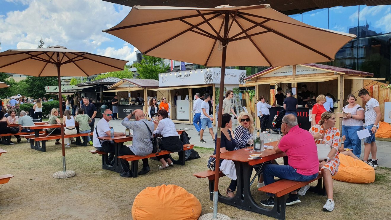 A standok körül minden helyet ,,belaktak