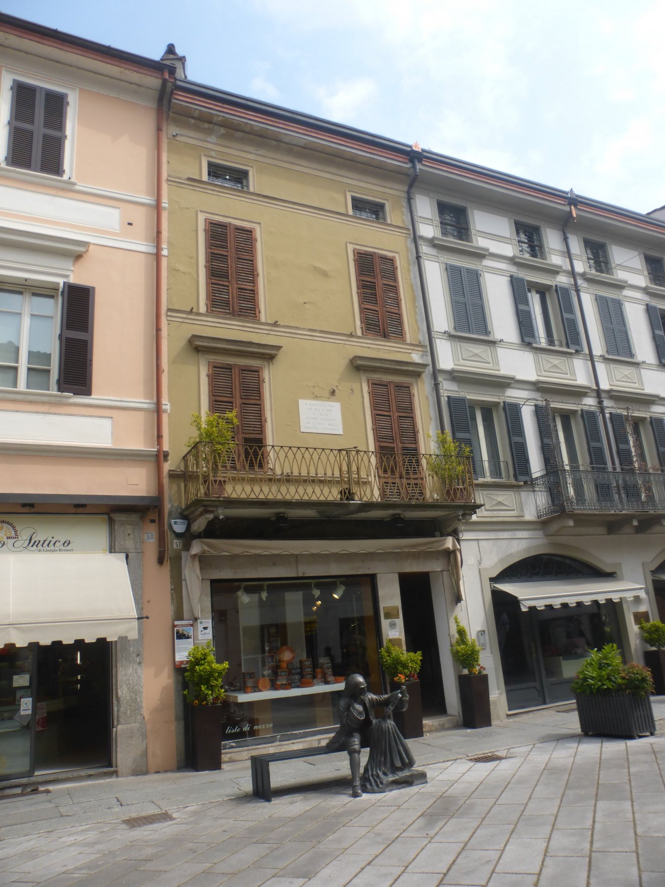 Antonio Stradivari szobra lakóháza előtt •  Fotó: Csermák Judit