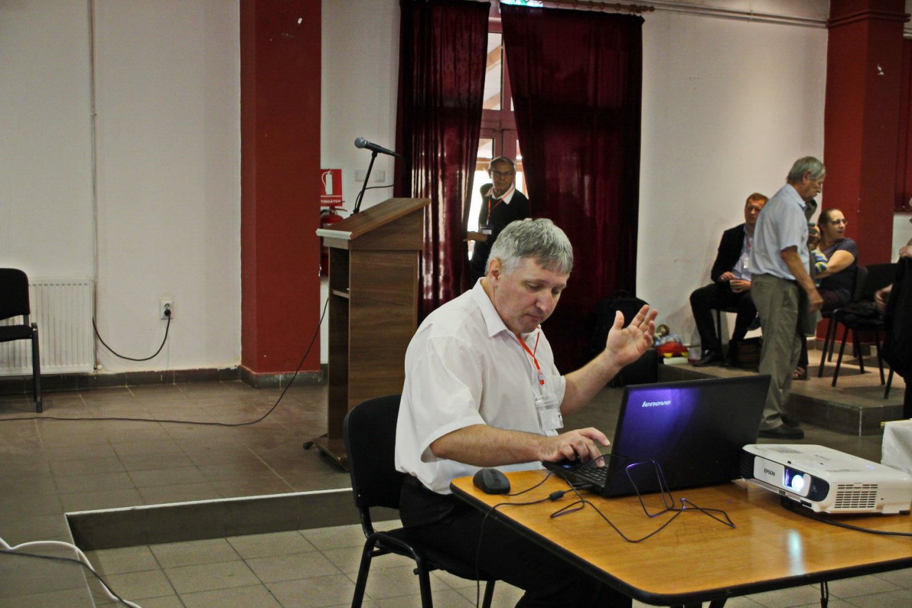 Dr. Szabó József bihardiószegi helytörténész Érmellék hírességeiről beszélt előadásában •  Fotó: Sütő Éva