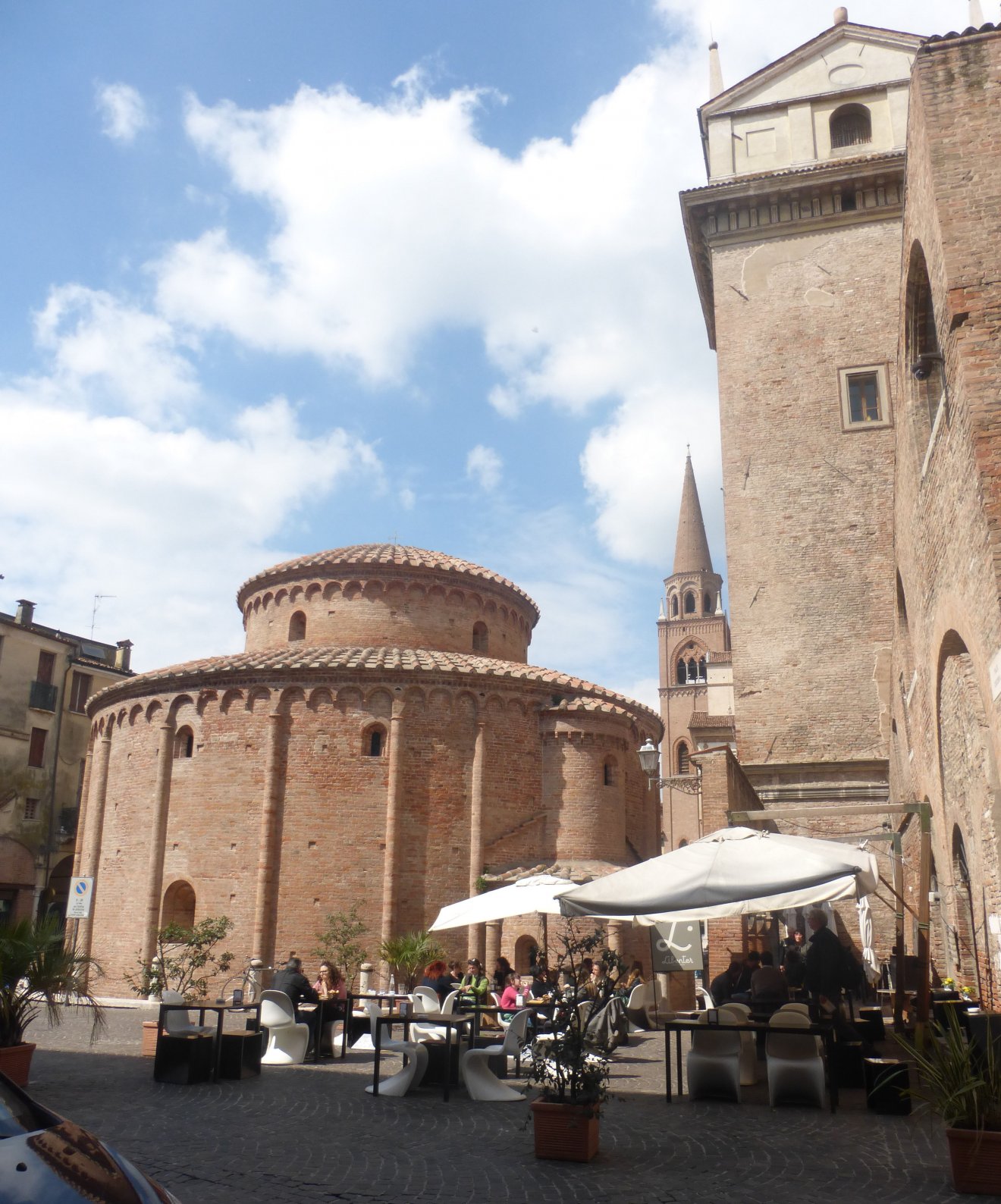 A kora középkori Szent Lőrinc-templom •  Fotó: Csermák Judit