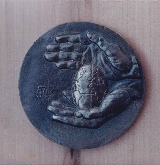 Az Oltalom című plakett a budapesti Reménység Szigete kulturálisés karitatív központ pályázatán kiemelt díjat kapott •  Fotó: Sütő Éva