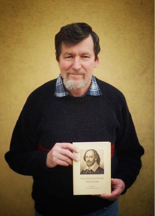 A szerző az egyik kötetével •  Fotó: Facebook/Szilágyi Ferenc Hubart