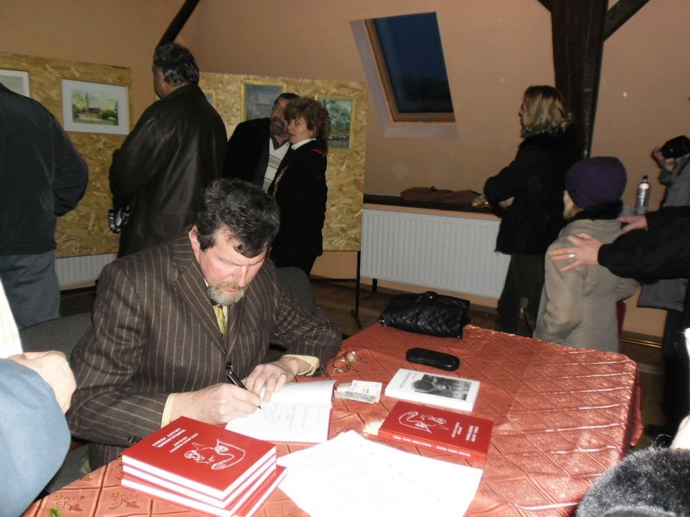 Szilágyi Ferenc Hubart könyvet dedikál egy érmihályfalvi rendezvényen •  Fotó: Sütő Éva