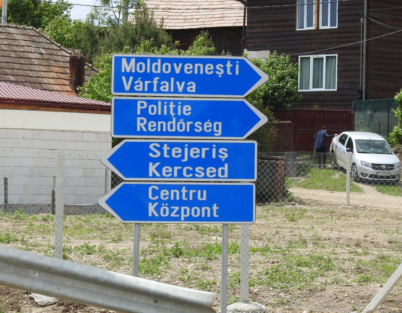 Irányjelző tábla Bágyonban. Vajon ki ismeri a helyes utat? &bullet;  Fotó: Makkay József