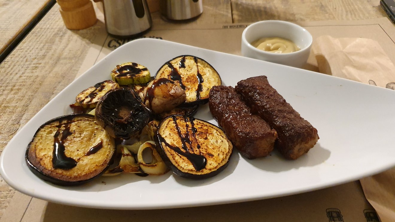 Miccs körettel a temesvári étteremben •  Fotó: Borbély Zsolt Attila