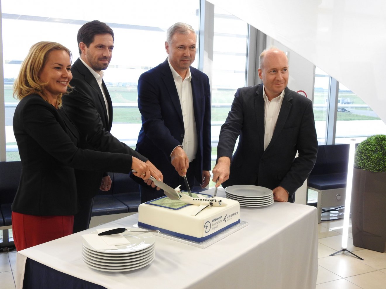 Tortavágás. Széles Diána, Magyar Levente, Péter Ferenc és Somogyi-Tóth Dániel közösen ünneplik az indulást •  Fotó: Makkay József