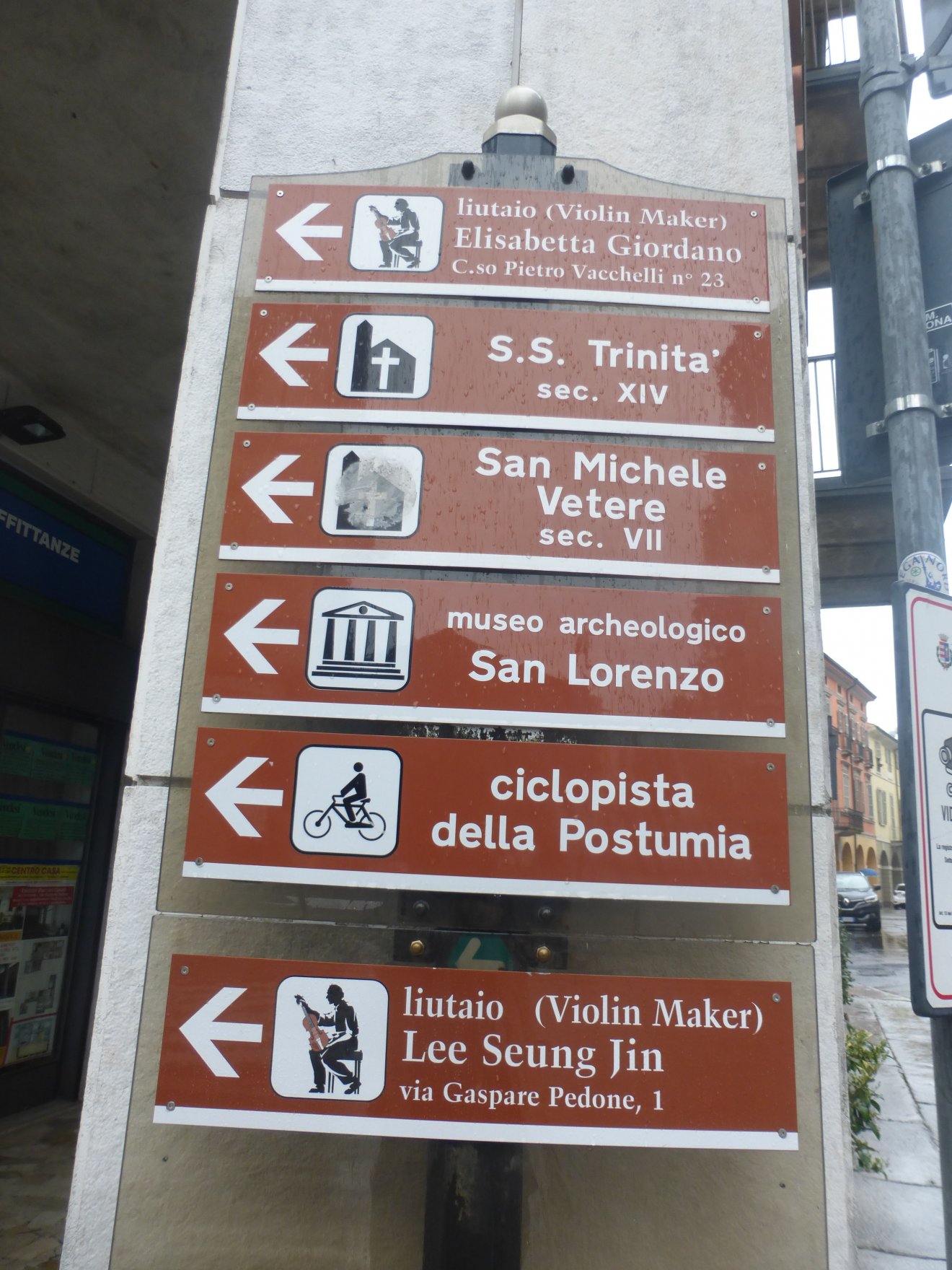 A turisták eligazítását szolgáló, irányjelző táblák a városban •  Fotó: Csermák Judit