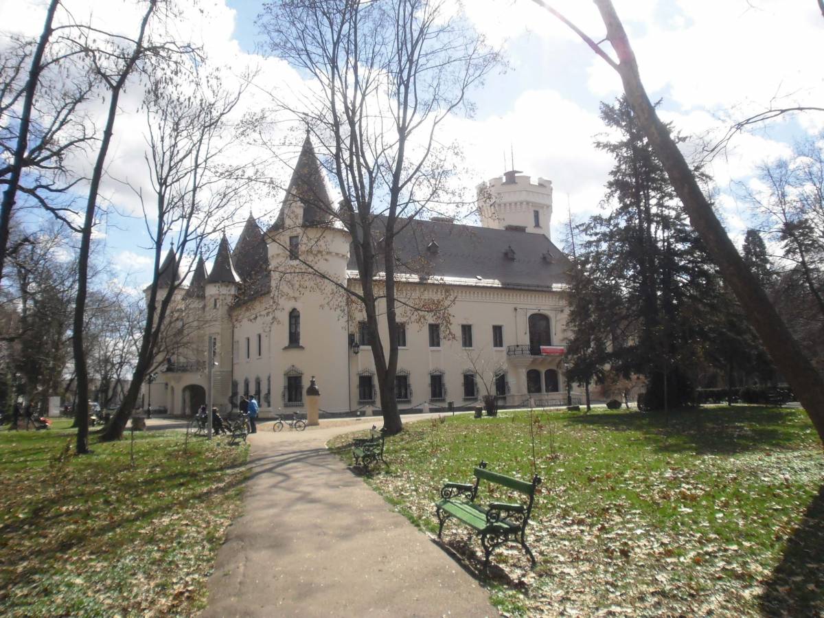 A 2011–2013 között eredeti szépségében felújított Károlyi-kastély Nagykárolyban