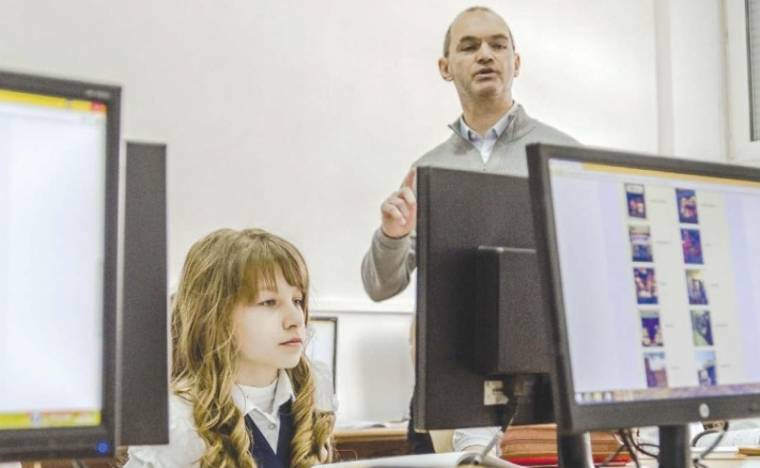 Kit, miért, hol követnek és hallgatnak le?