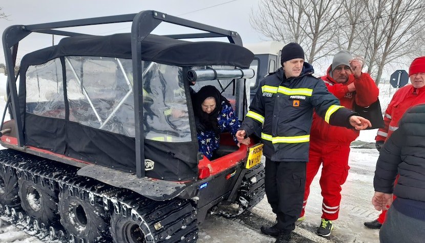 A katasztrófavédelem munkatársai lánctalpas járművekkel mentik ki az embereket a hó fogságából •  Fotó: Katasztrófavédelmi Felügyelőség