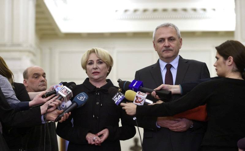 Viorica Dăncilă Liviu Dragnea oldalán: addig lesz miniszterelnök, amíg hallgat a főnökére • Fotó: Agerpres