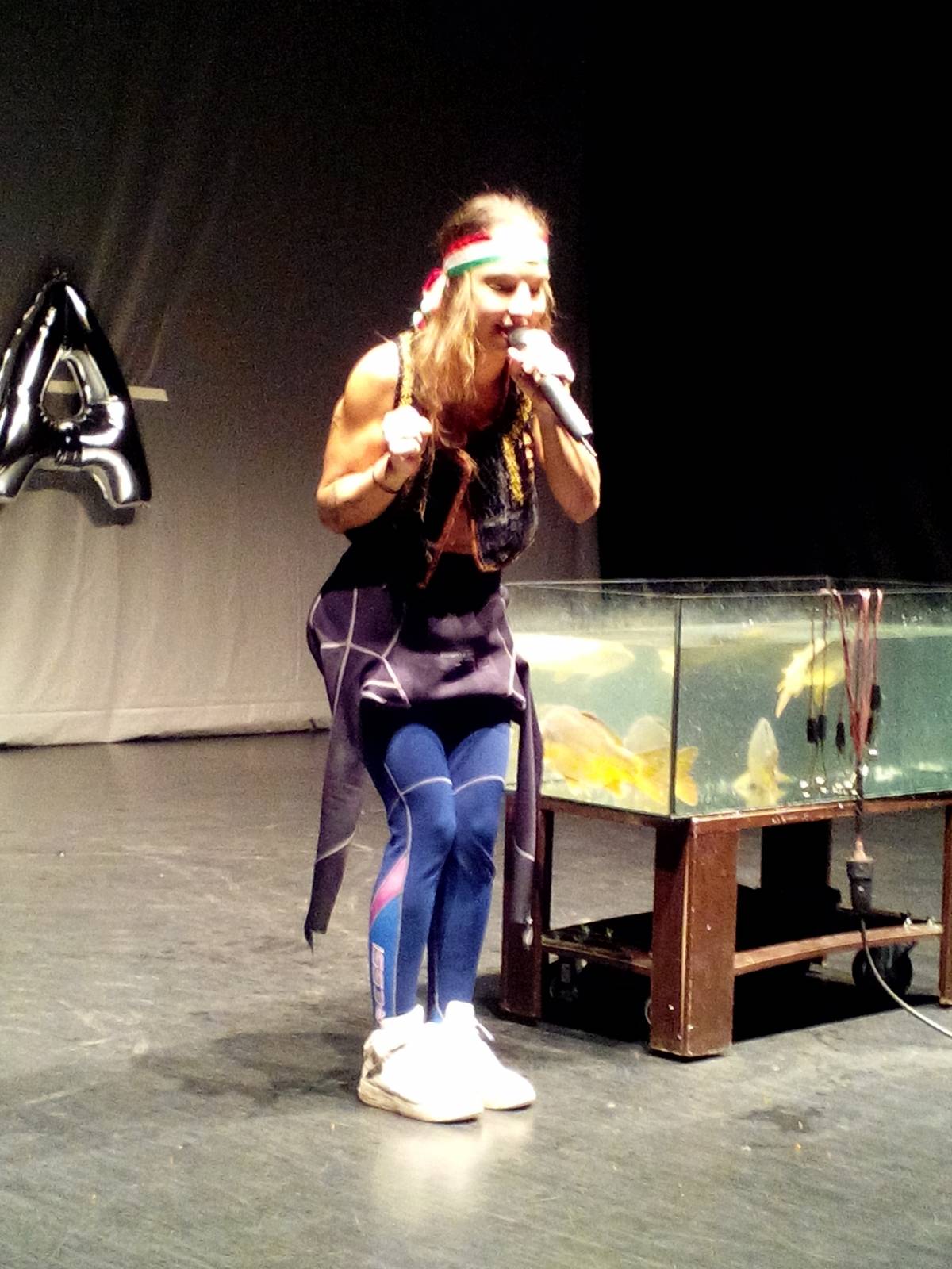 Ilinca Manolache és az akvárium, ahol a halak a néma áldozatokat jelképezik &bullet;  Fotó: Nánó Csaba