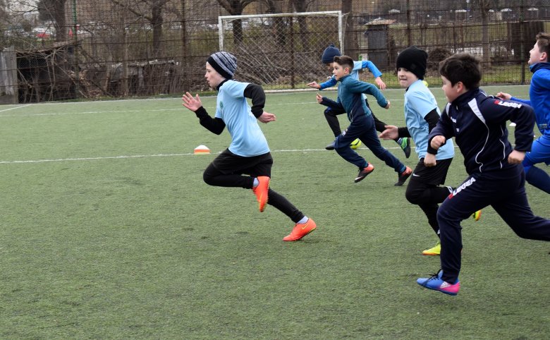 Futóverseny az ACSF Juniorul edzésén. Minél kisebb a gyermek, annál jobban szereti a mozgást •  Fotó: Hevele Lili