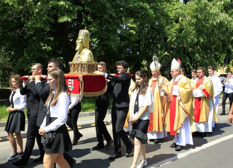 Körmenet a lovagkirály hermájával. A résztvevők Szent László királyunk emlékét igyekeznek tovább ápolni •  Fotó: Szent László Egyesület