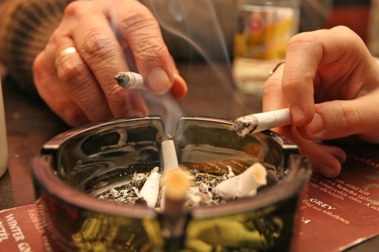 Hamvadó cigarettavég – egy korszak vége