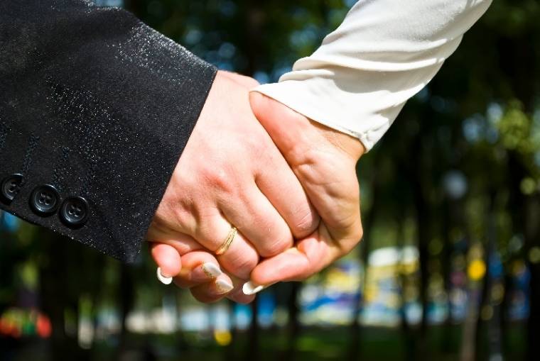 Bomba a szőnyeg alatt