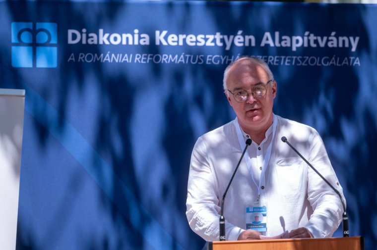 A lényegest a fontostól – Dr. Sárosi Arthur a folyamatosan bővülő diakónia elmúlt évtizedeiről