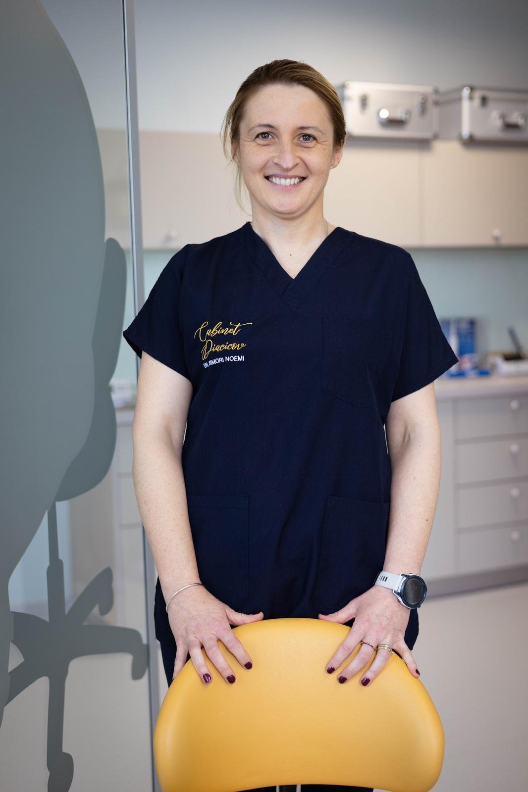 Simori Noémi fogorvosnő kolozsvári rendelőjében •  Fotó: Facebook/Simori Noémi