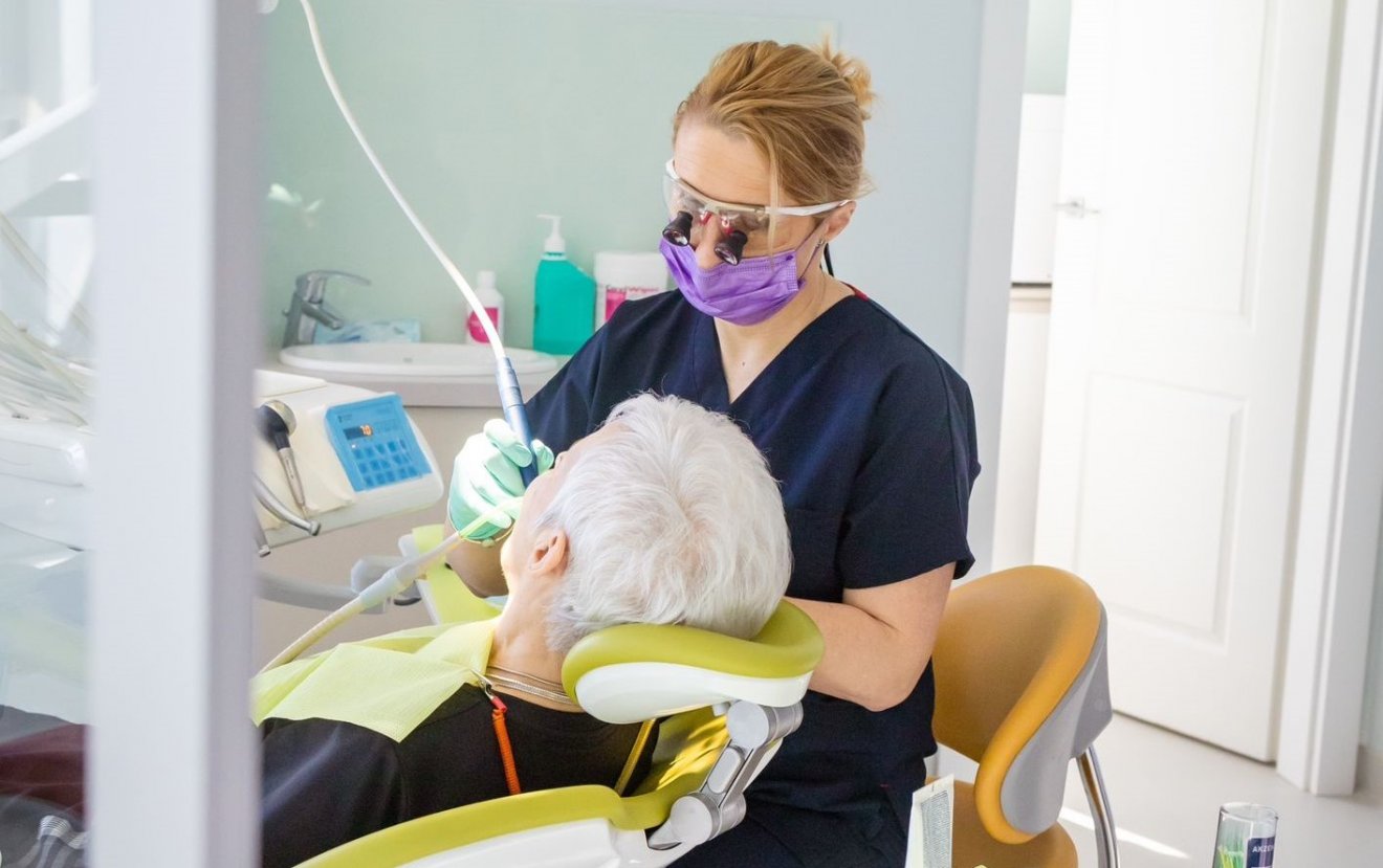 Ma már korszerű fogorvosi rendelőkben és a fogászatban használatos csúcstechnikákkal kezelik a pácienseket • Fotó: Facebook/Simori Noémi