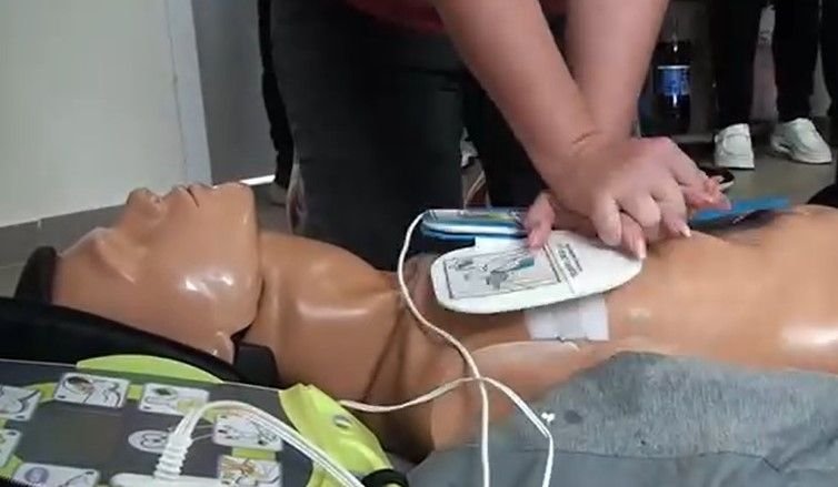 A folyamatos mellkasnyomás megfelelő ritmusban fenntartja a vérkeringést •  Fotó: Defibrillátor Plusz Kft.